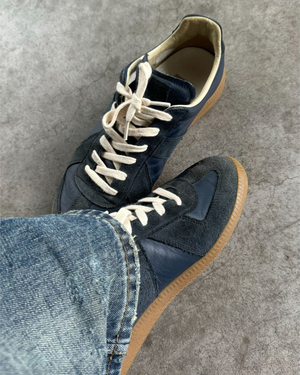 Heritage Court Sneakers - Navy on foot