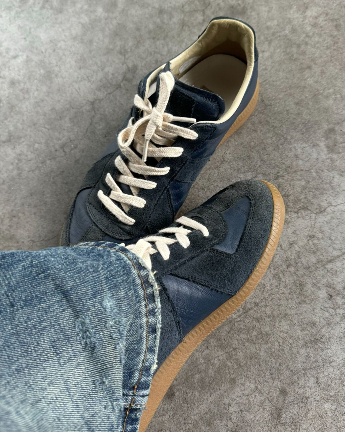 Heritage Court Sneakers - Navy on foot