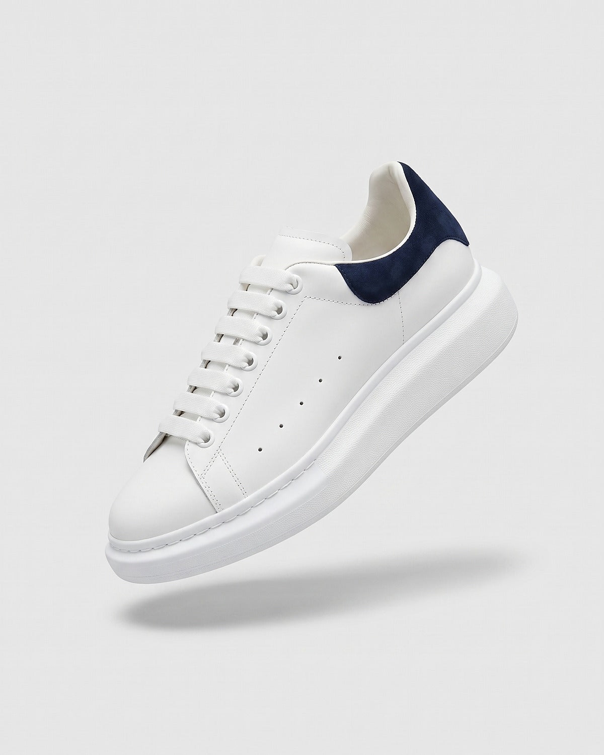 Sableau MQ Sneakers Velvet in white with navy velvet heel